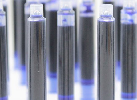 这个钢笔墨囊要怎么开？第一次用……