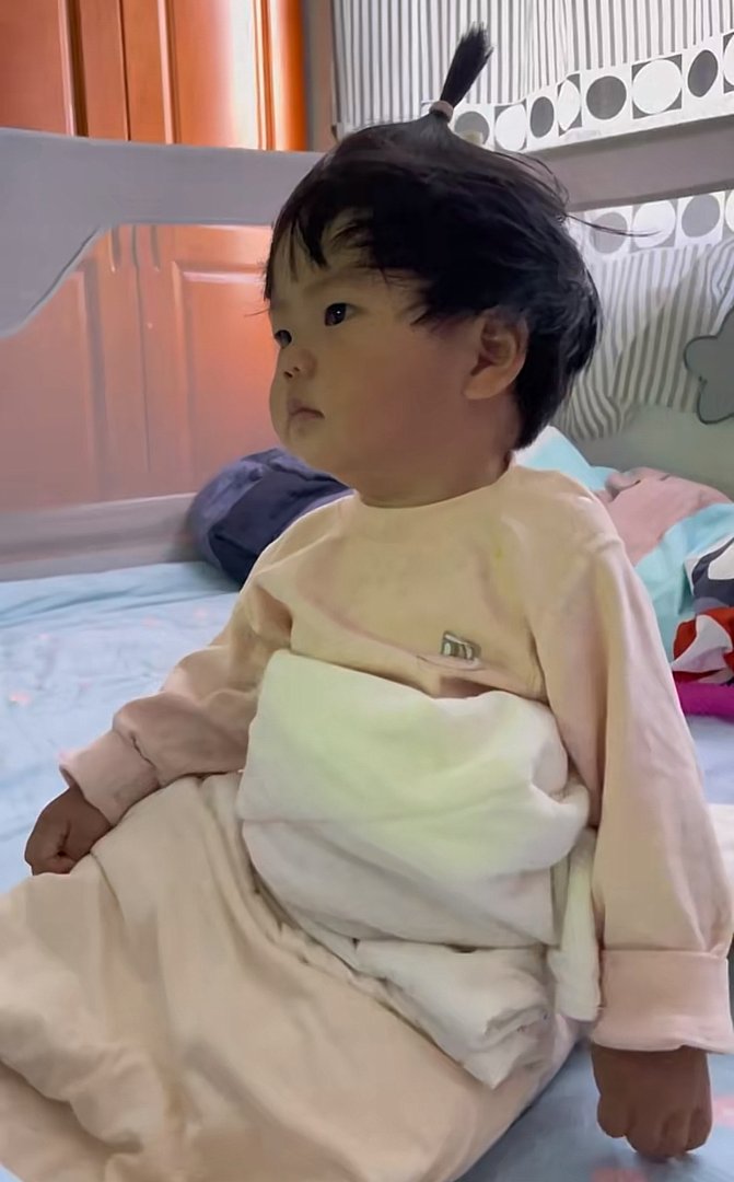 上海一萌娃睡了太久没醒,家长用音乐“强行开机”,孩子会不会有起床气呢?