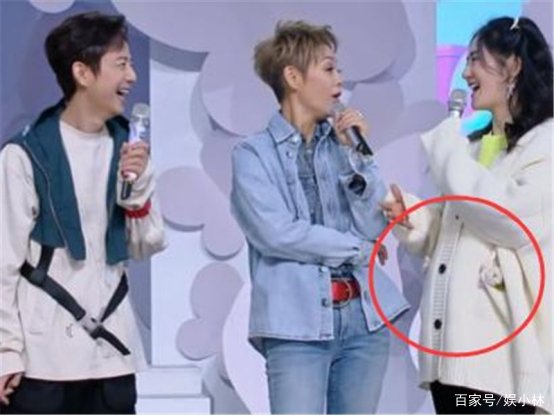 2021跨年晚会，湖南台主持人集体忘词，何炅唱哭自己，是太委屈吗？