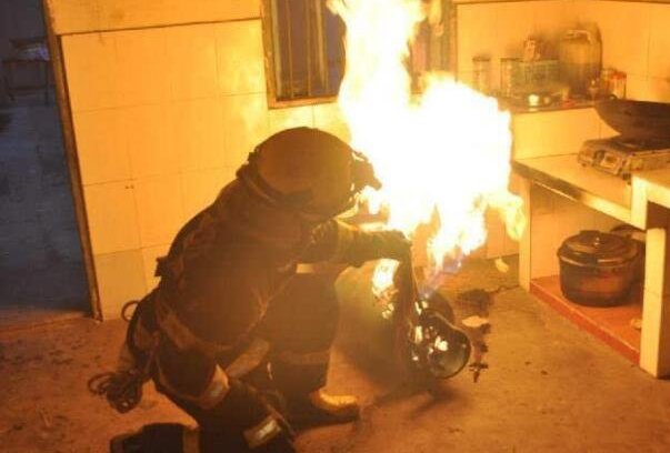 广东一母亲因儿子哭闹惊险躲过煤气罐燃爆，如何避免此类事故的发生？