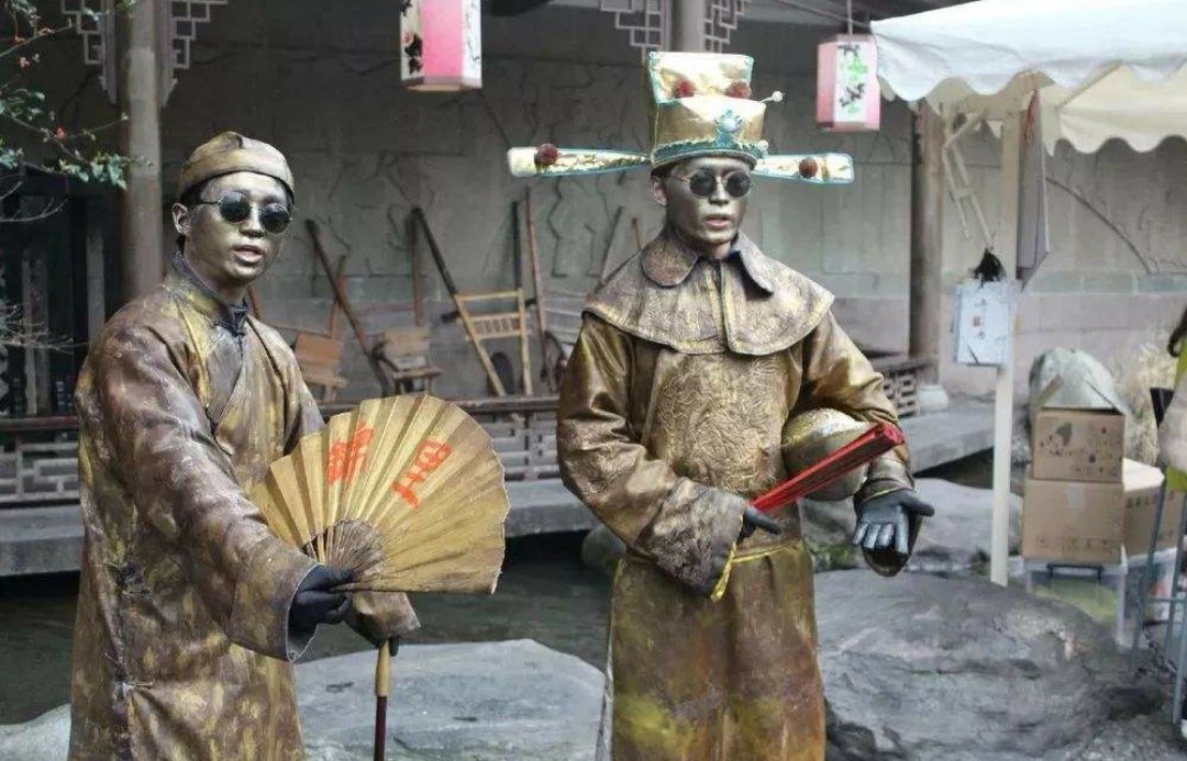 假扮铜人把执勤女警吓出表情包,这是怎么回事?