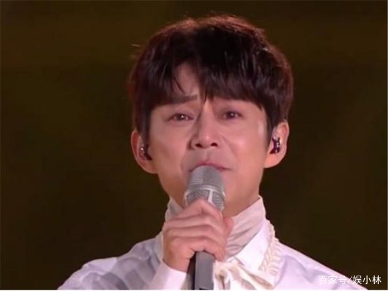 2021跨年晚会，湖南台主持人集体忘词，何炅唱哭自己，是太委屈吗？