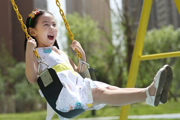 荡秋千是怎么样的姿势图片