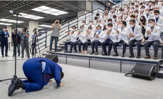 韩国市长向医护人员下跪，这种感恩方式极端吗？