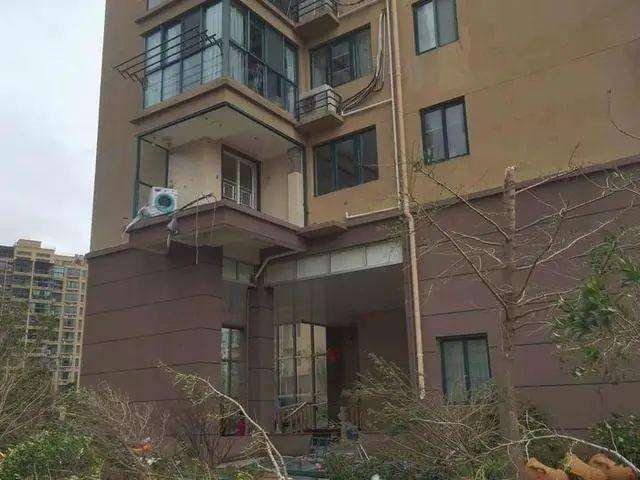 警方通报老人台风天关窗坠亡，开发商有没有相关责任？