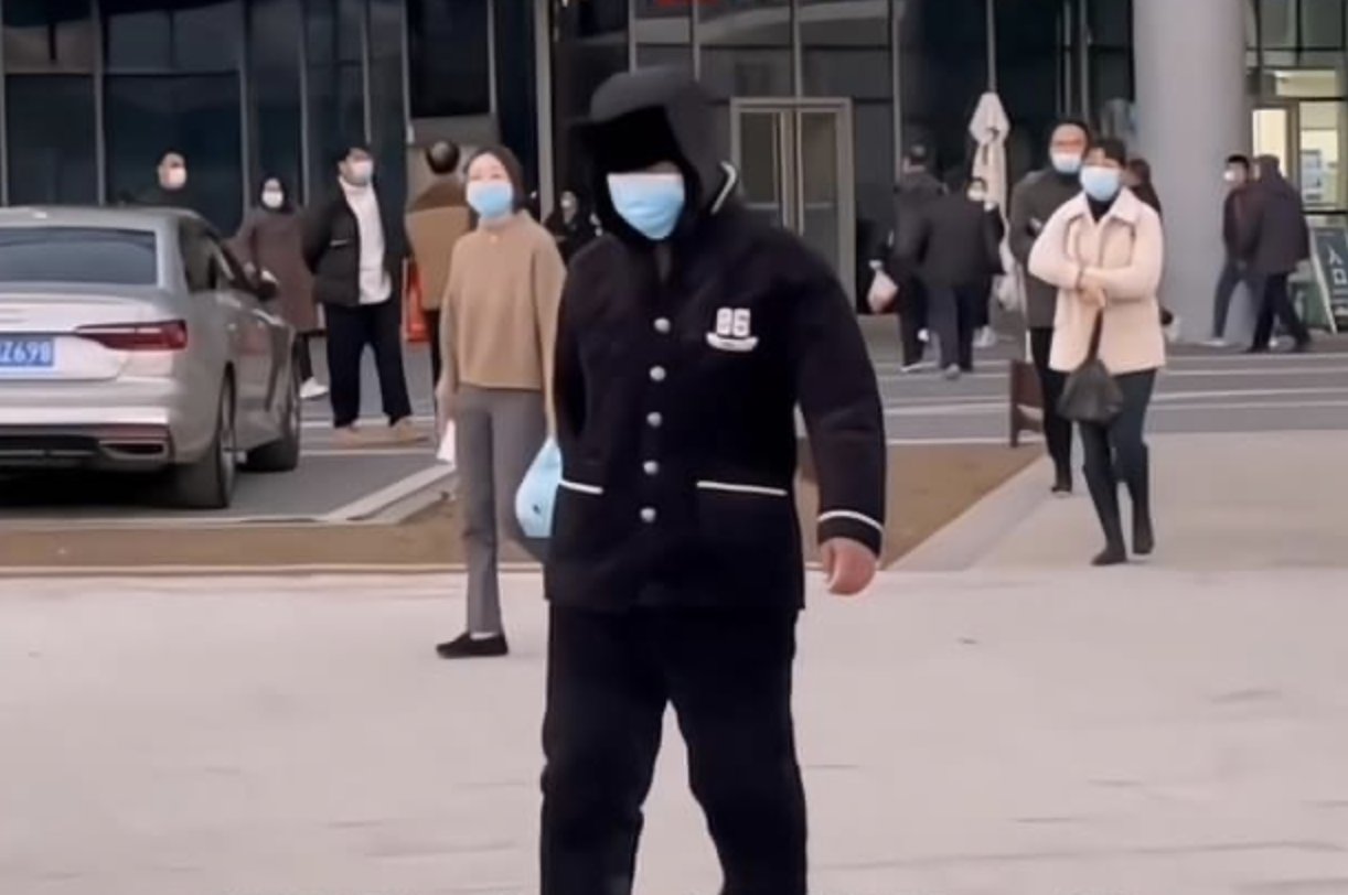 河南一男子做痔疮手术出院，朋友拉横幅迎接，横幅的内容是什么？