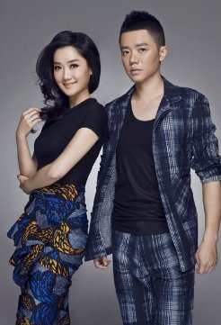 凤凰传奇偶遇路人太好笑！玲花被围着合照，曾毅为何又没被认出来？