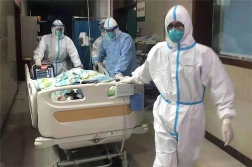 大连抗疫人员因体力不支摔倒，我们应该为这些英雄做什么？