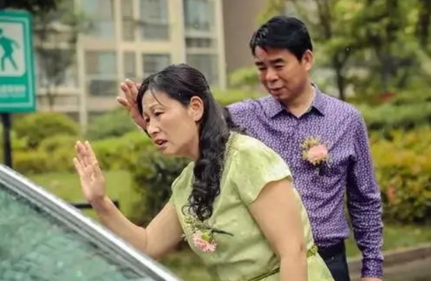 新娘被接走，妈妈独自躲厨房流泪，明明是喜事，妈妈为什么要哭呢？