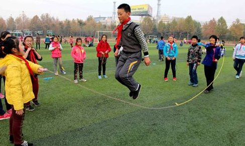 一个小女孩跳绳80下后，呼吸和心跳每分钟多少次?