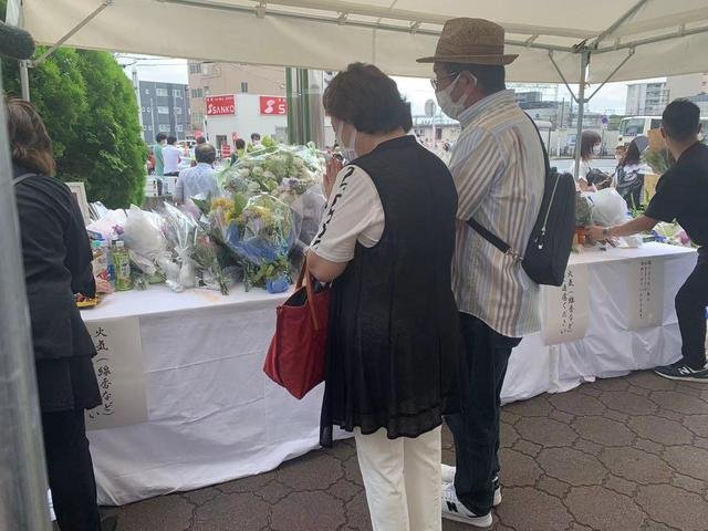 日本民众在安倍倒下地点献花，当地的民众对此事是何态度？