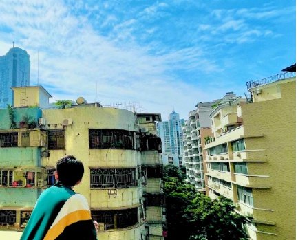 王源校服背影照官宣新剧《灿烂!灿烂!》，他在剧中饰演什么角色？