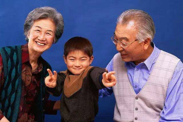 我和奶奶是祖孙关系，哪我的儿子和我的奶奶是什么关系。