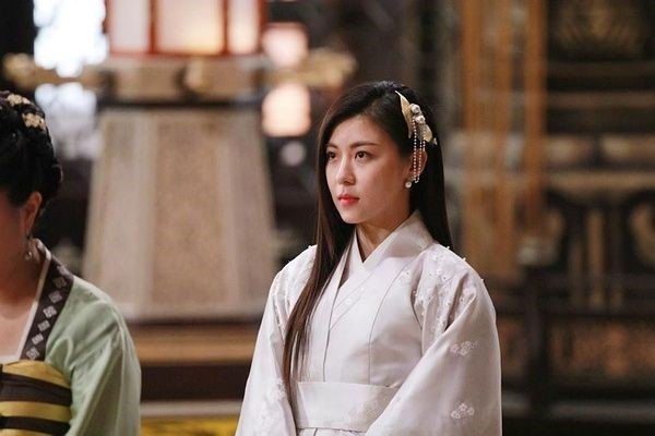 中国唯一一位外国皇后是谁，刚登上后位，就让儿子带兵灭掉母国？