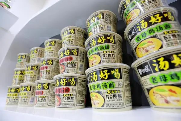 白象方便面中吃出异物，客服对此作何回应？