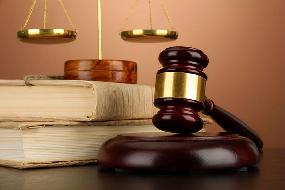 云南：一男孩被人用铁链拴到树上，这个男孩身上发生了什么事情？