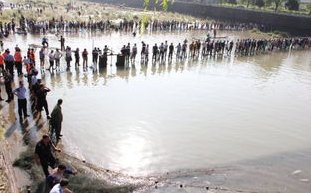 江西山口岩水库二次泄洪，百余村民水库下游“捡鱼”，这种行为有哪些隐患？