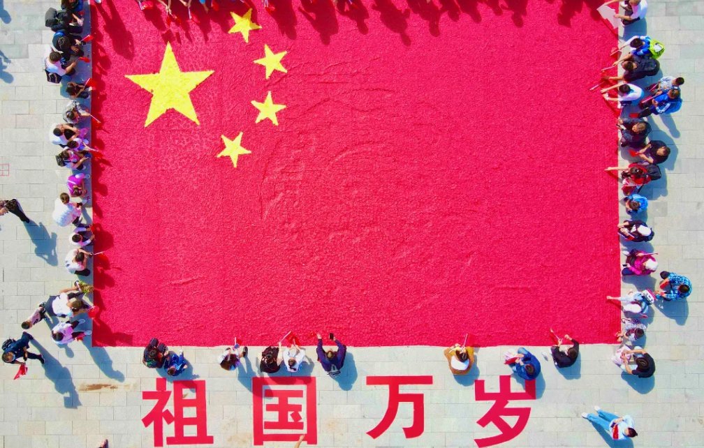 工商银行将换下的国旗当垃圾丢在地上，退伍军人捧起来归还！银行作何回应？