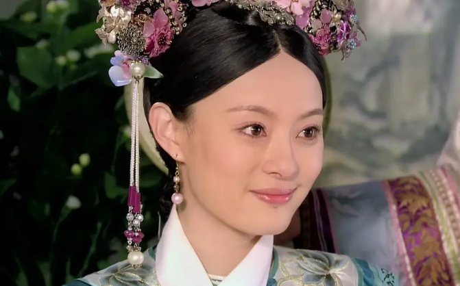 《甄嬛传》安陵容送甄嬛浮光锦时，谁注意她身上绣的花？