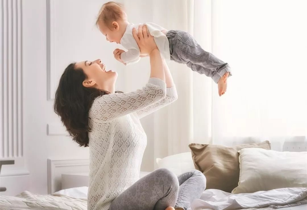 抱着哄宝宝时，一直抖动或者上下晃，会对宝宝的发育产生不良影响吗？