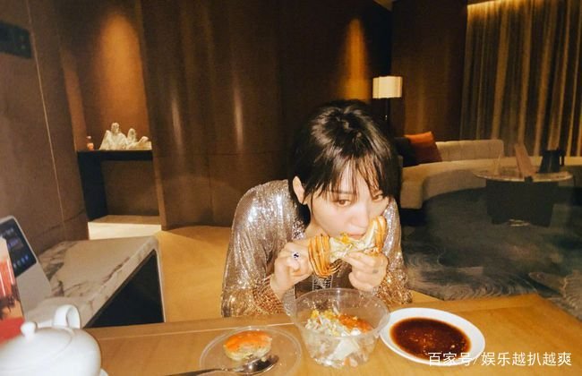 “不受欢迎”的周笔畅默默圈粉三千万，她成功的超越李宇春，你怎么看？