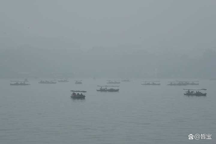 杭州西湖出现平流雾，平流雾中的杭州有多美？