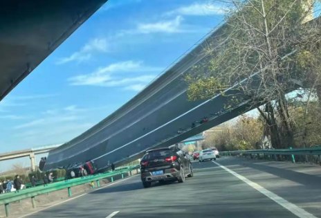 198吨大货车老板回应匝道侧翻，他都透露了哪些信息？