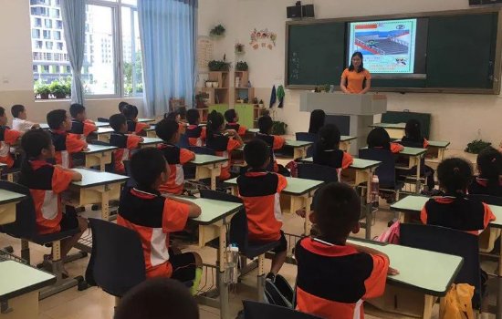 中秋教师节之际，6位老人相约探望101岁老师，他们用行为表达了什么？