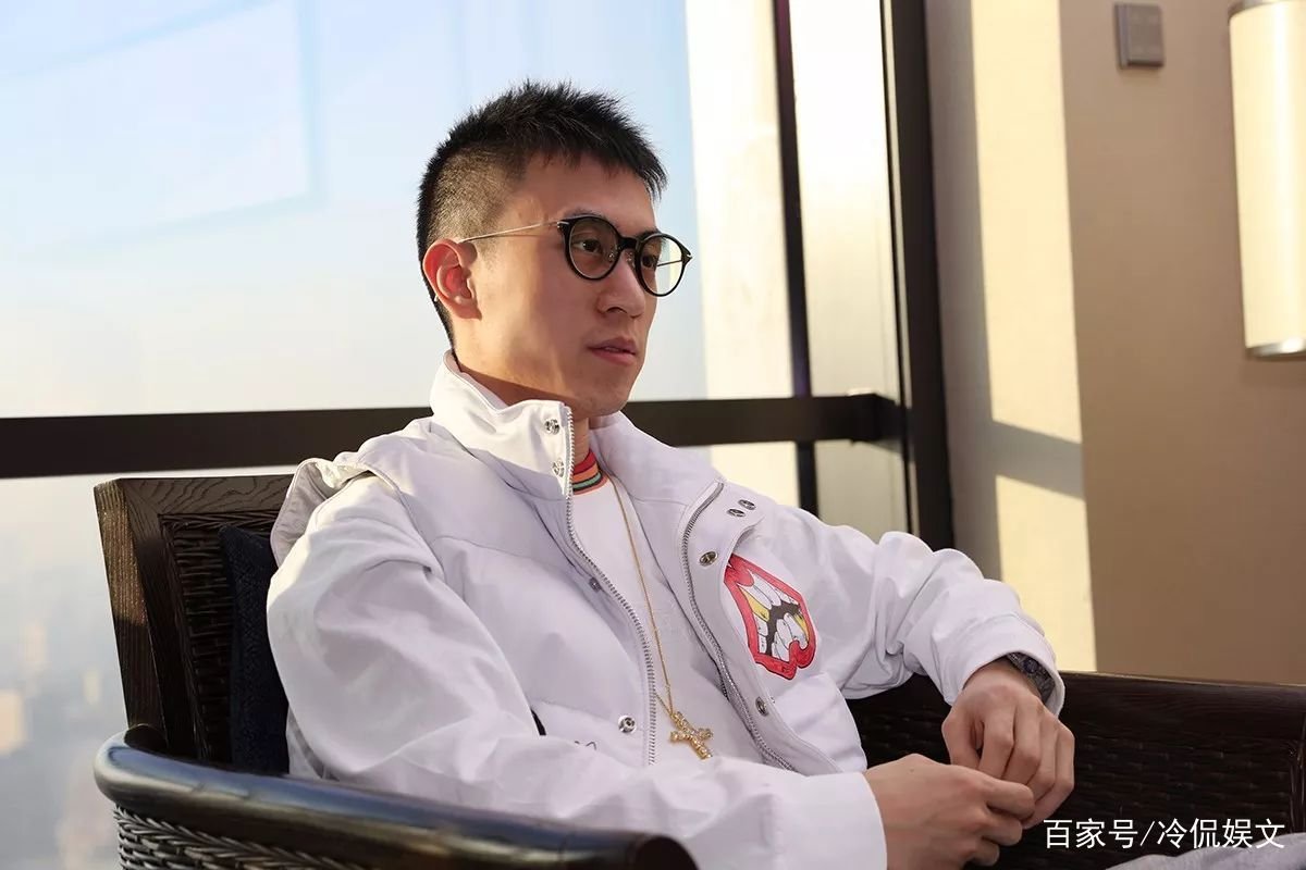 身家百亿却低调做事，一双鞋价值三十万，一支烟价值三万，这个人是谁？