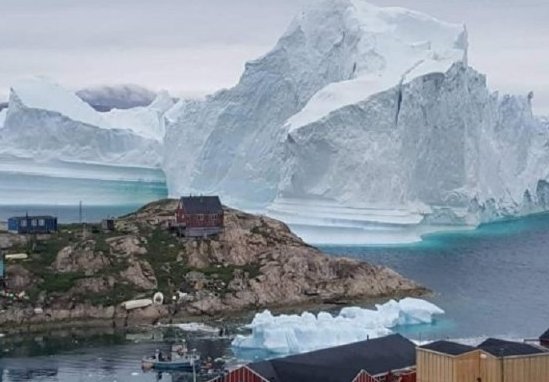 什么地方的巨型冰山逼近村庄了？