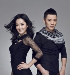 凤凰传奇偶遇路人太好笑！玲花被围着合照，曾毅为何又没被认出来？