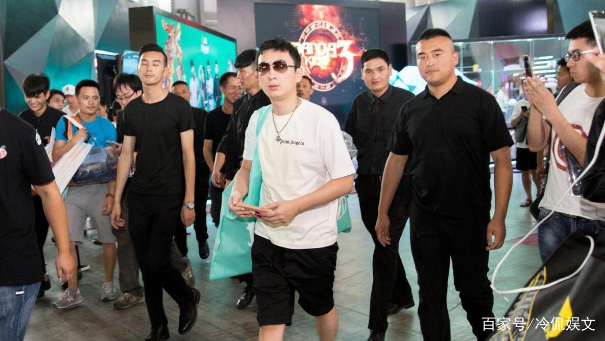 身家百亿却低调做事，一双鞋价值三十万，一支烟价值三万，这个人是谁？