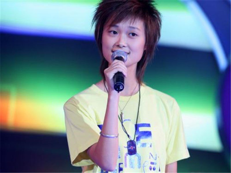 如何看待李宇春给《乘风破浪的姐姐》创作的主题曲《无价之姐》？