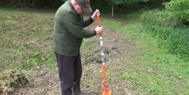 云南：一男孩被人用铁链拴到树上，这个男孩身上发生了什么事情？