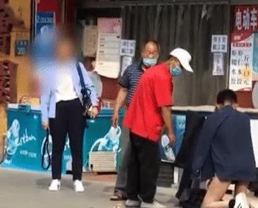 男子当街裸体下跪让小三鞭打，同入酒店后死亡，他们到底干了啥？
