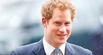 哈里终于回到英国，首次露面笑容满面，与之前反差太大，你怎么看？