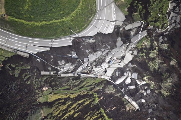 四川一市民住35楼称地震时像坐大摆锤，地震来临之际我们该怎么做？