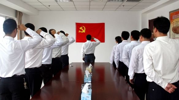 入党宣誓是举右手还是举左手？