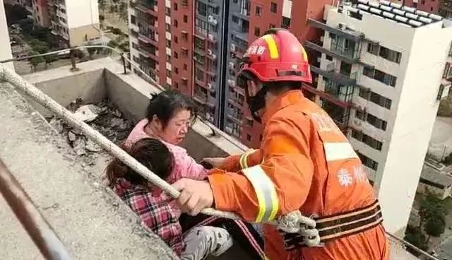 山东一美术老师用铅笔芯雕出救人坠楼瞬间，画面为何能令人泪目不已？