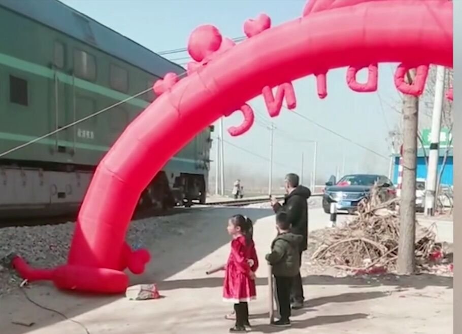 江苏一家人结婚将婚庆气球栓在铁轨上，导致火车被逼停，这些人怎么想的？