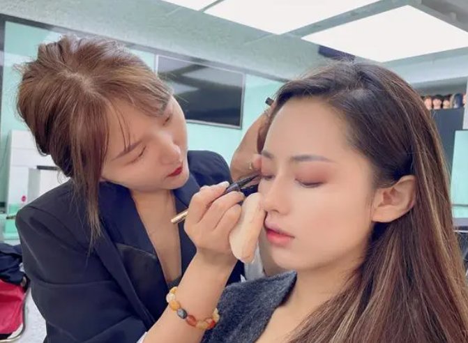 化妆学校正规学校排名