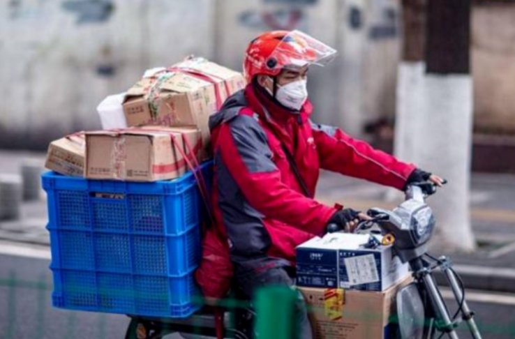 女子称其拒收的快递被快递员私自代签！快递员是如何回应这件事的？