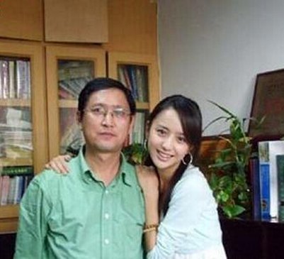 佟丽娅的父母是谁