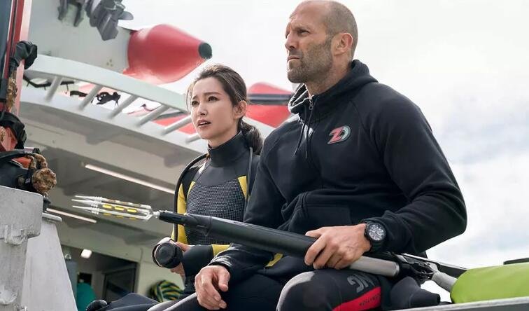 《巨齿鲨》这部电影主要讲述了什么？