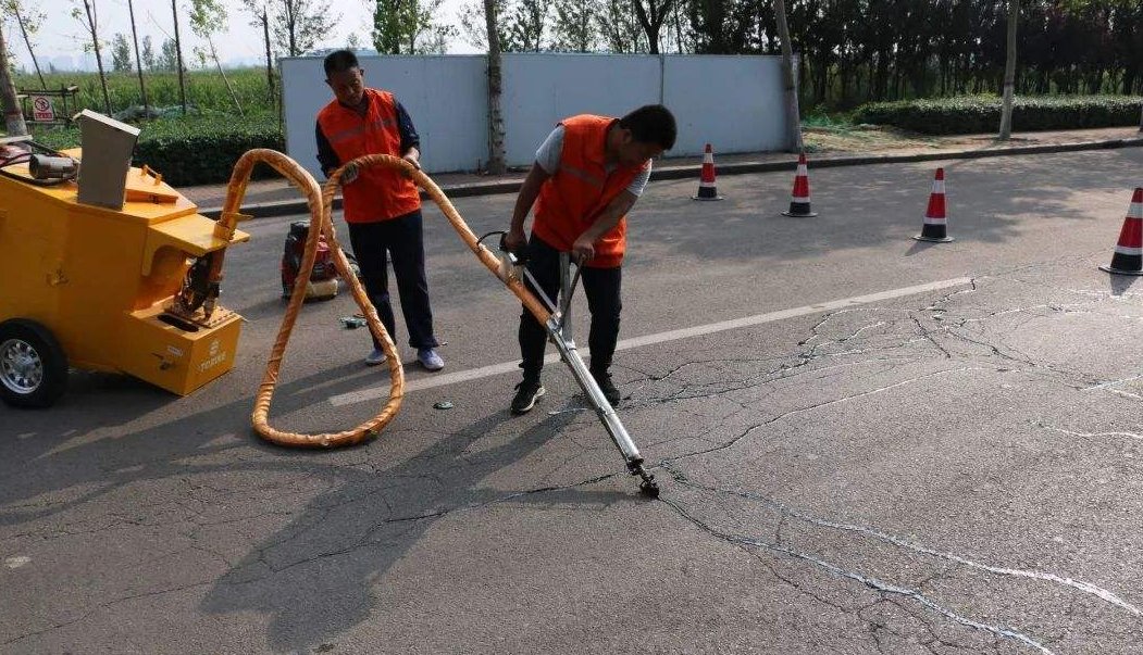 沥青路面裂缝怎么处理