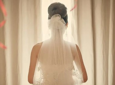 新娘回应14岁儿子抱自己出嫁：逼她说出“不在乎”的网友，到底是啥心理？