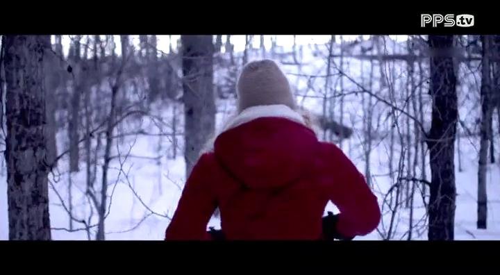 有一部电影，是美国的好像，然后有一个镜头，一个男的拿着一把枪在冰天雪地里追一个女孩，然后那女孩逃到