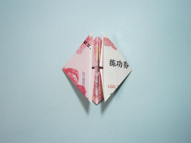 钞票叠爱心方法