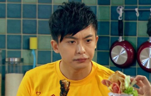 李佳航晒儿子正面照，为何网友称其撞脸“二哈”表情包了？