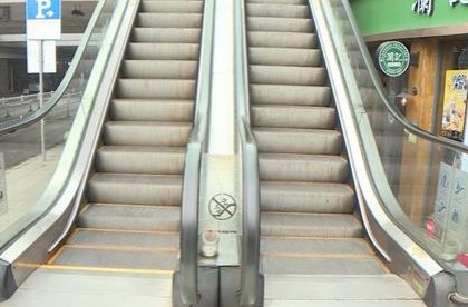 男子电梯里让路反被群殴骨折,施暴者到底为何这么做?